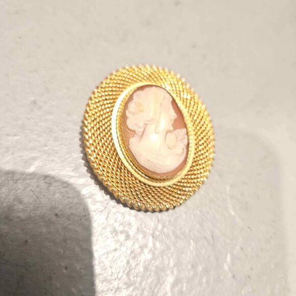 Shell Cameo Brooch Double Filagree 1.5" - Picture 2 of 4